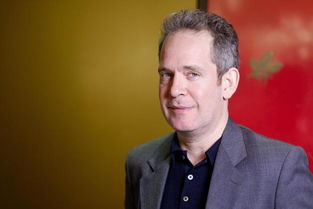 tom hollander,Early Life and Education